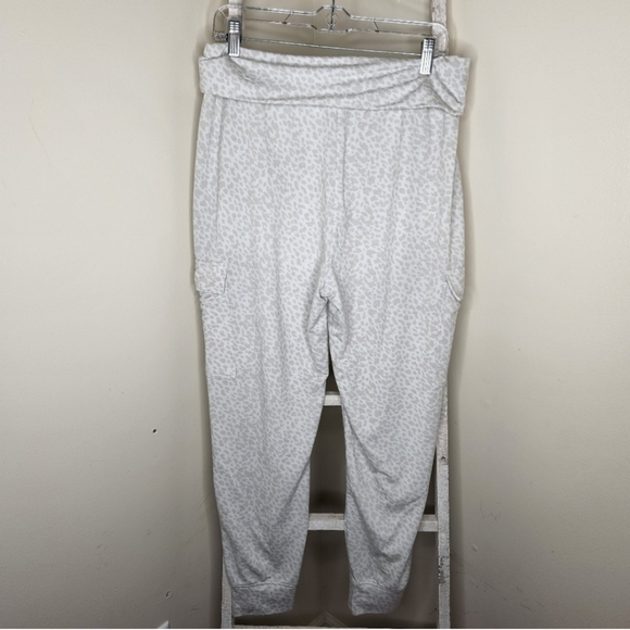 Old Navy Active joggers womens Medium Animal print side pocket fold over - Picture 3 of 4